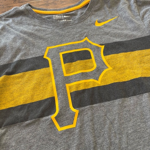 The Nike Tee Pittsburgh Pirates Dri-fit shirt - Picture 2 of 5